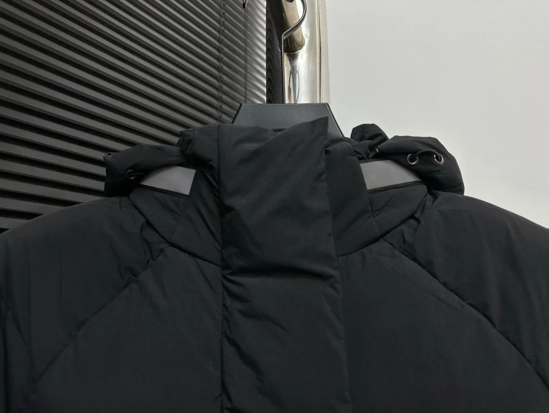 P780 【𝘾𝘼𝙉𝘼𝘿𝘼 𝙂𝙊𝙊𝙎𝙀】Canada Goose Junction/3M Reflective Black Label Parker/2602LB Ouyang Nana’s same Junction Parker is made of CORDURA@’s super-soft EnduraLuxe fabric, which enhances the durability of easy-wear parts, making it lightweight and durable. 360-degree reflective strips on the collar improve visibility in low-light environments. Features a removable hood for easy transition into warmer weather. Removable premium insulated hood adjusts both ways Sizes: XS-XxL
